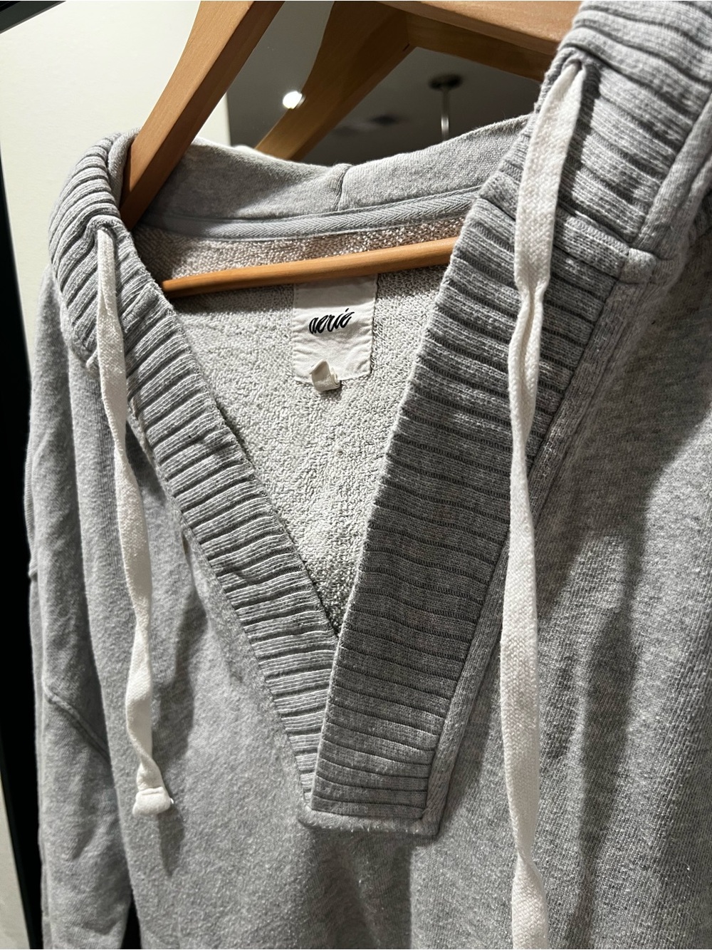 Women’s American Eagle Light Gray Hooded V-Neck Pullover Sweater - Picture 5 of 10